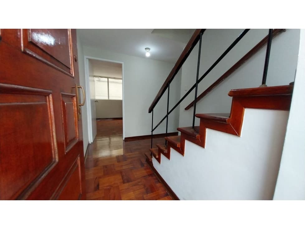 ACOGEDORA CASA DE 2 PISOS 3 DORMITORIOS; EN BARRANCO. — foto 2