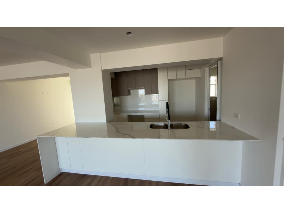 DEPARTAMENTO DE LUJO EN AV CAYMA — foto 3
