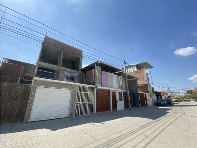 CASA FRENTE A AV. SANTA MARGARITA EN VENTA