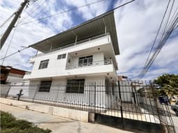 ALQUILO AMPLIA CASA CÉNTRICA EN ESQUINA