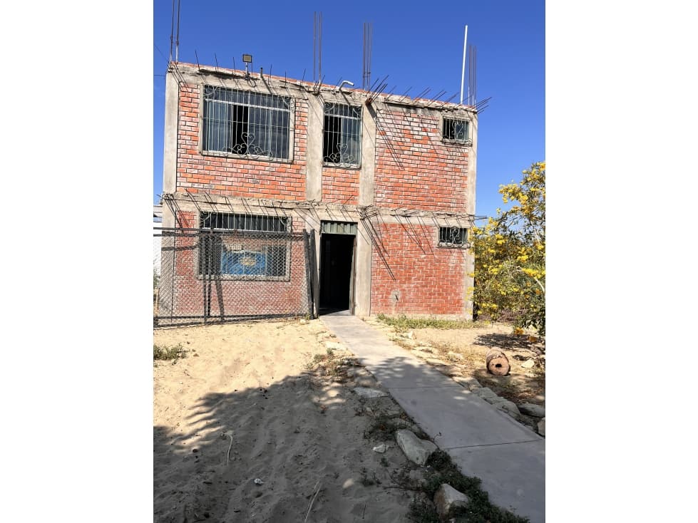 CASA EN VENTA EN URB. LOS ABOGADOS — foto 1