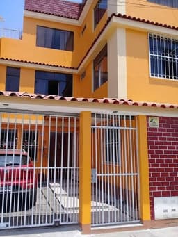 ¡Gran Oportunidad de Inversión en Espaciosa Casa Multifamiliar de 3 Pisos!
